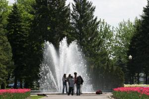 Visiteurs devant la fontaine des Jardins d'accueil au Jardin botanique de Montréal