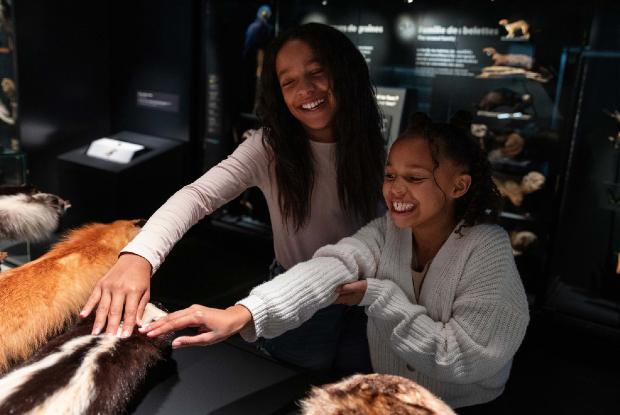 Deux jeunes filles visitent l'exposition Une nature tissée serrée, au Biodôme