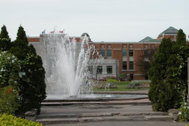 La fontaine des jardins d'accueil.