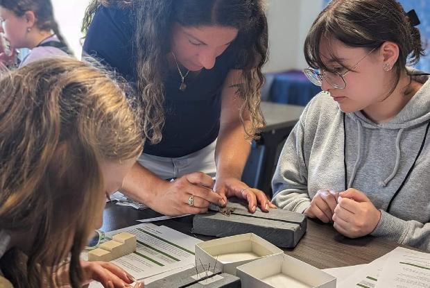 Des jeunes apprenent à étaler des papillons au camp du Pye Centre, au Labrador