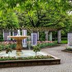 Vue générale du Jardin de la paix au printemps 