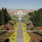 Vue en plongée des jardins d'accueil et de l'Édifice Marie-Victorin.